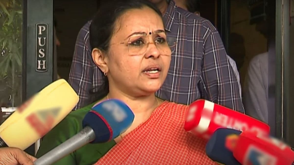 ആരോഗ്യവകുപ്പ് മന്ത്രിയുടെ വീട്ടിൽ റീത്ത് വച്ച് പ്രതിഷേധം