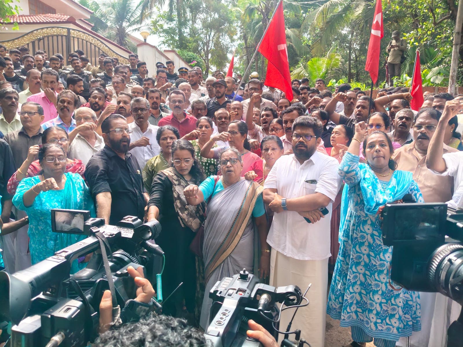 ഇ ഡി റെയ്ഡിനെതിരെ വ്യാപക പ്രതിഷേധവുമായി പാർട്ടി പ്രവർത്തകർ