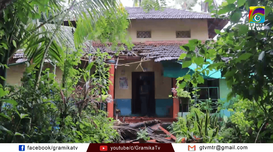 തെങ്ങ് വീടിന് മുകളിലേക്ക് കടപുഴകി വീണ് രണ്ട് പേർക്ക് പരിക്ക്