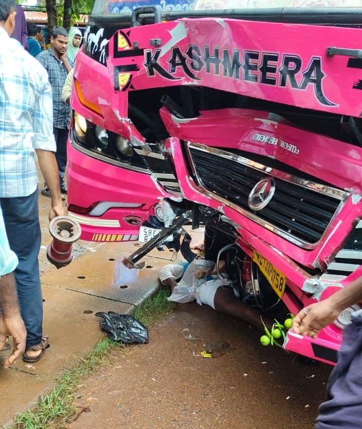 സ്വകാര്യ ബസിടിച്ച് സ്കൂട്ടർ യാത്രക്കാരായ അച്ഛനും മകനും മരിച്ചു