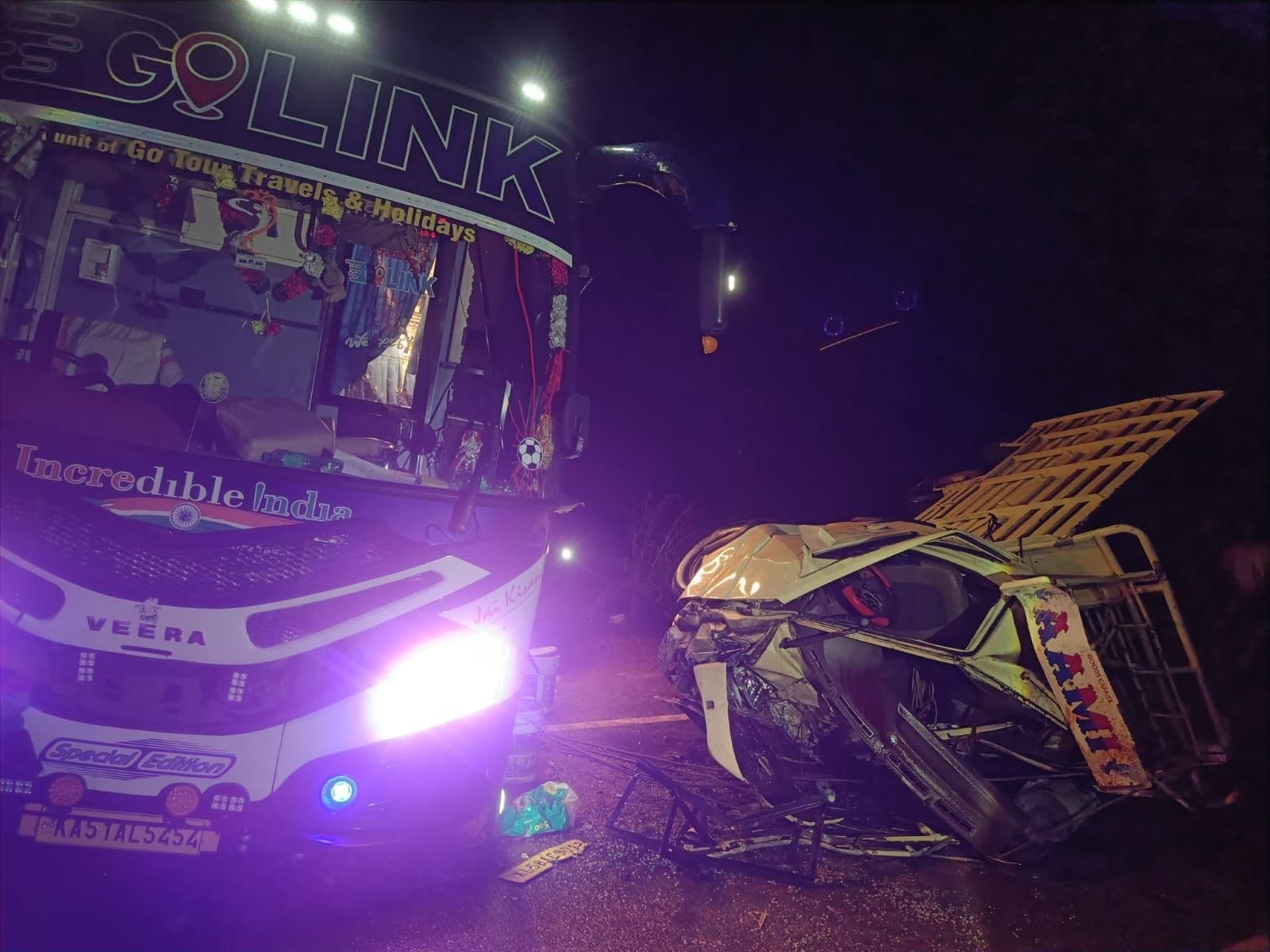 പിക്കപ്പ് വാനും സ്ലീപ്പർ ബസും കൂട്ടിയിടിച്ച് പിക്കപ്പ് ഡ്രൈവർ മരിച്ചു