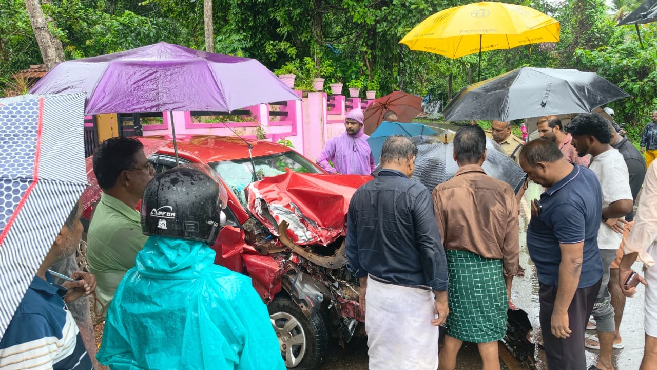 ബസ്സും കാറും കൂട്ടിയിടിച്ച് അപകടം