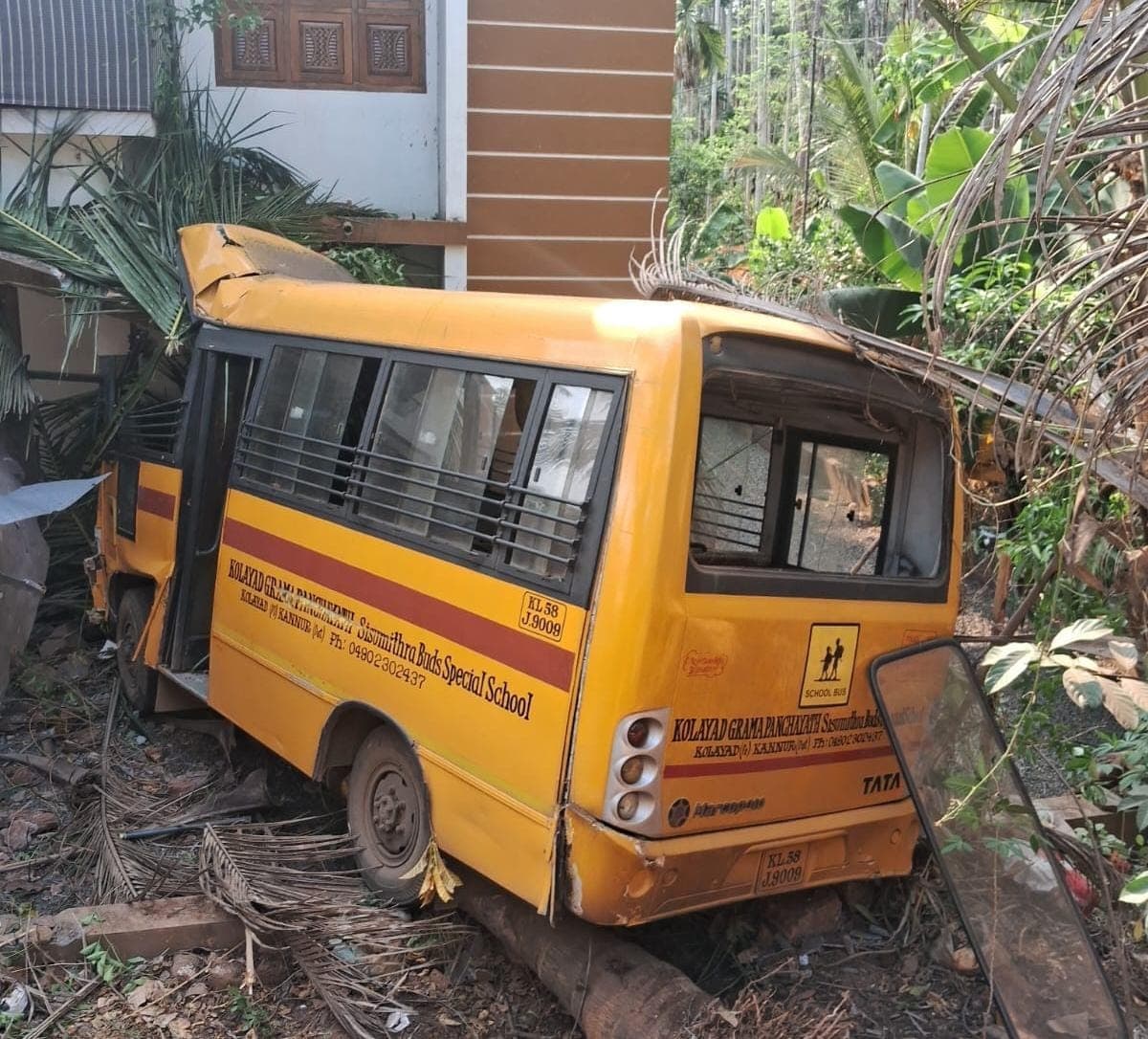 എടയാറിൽ സ്കൂൾ ബസ് അപകടത്തിൽപ്പെട്ടു