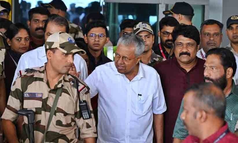 ഔദ്യോഗിക വാഹനമുപേക്ഷിച്ച് പൊലീസ് എസ്കോർട്ടില്ലാതെ പിണറായി തിരുവനന്തപുരത്തിറങ്ങി