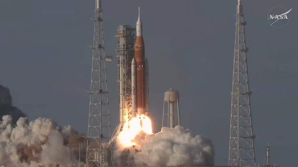 ചരിത്രത്തിലേക്ക് കുതിച്ച് പൊങ്ങി 'ആർട്ടെമിസ് 2'; മനുഷ്യൻ വീണ്ടും 'ചന്ദ്രനിലേക്ക്'