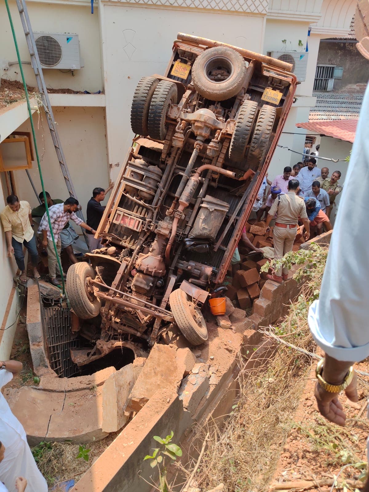 ഇരിക്കൂർ കല്യാട് ചെങ്കൽ ലോറി പള്ളി കോംപൗണ്ടിലേക്ക് മറിഞ്ഞു