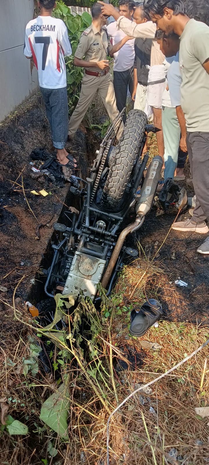 ബൈക്ക് ഇലക്ട്രിക്ക് പോസ്റ്റിൽ ഇടിച്ച് തീപിടിച്ച് യുവാവിന് ദാരുണന്ത്യം