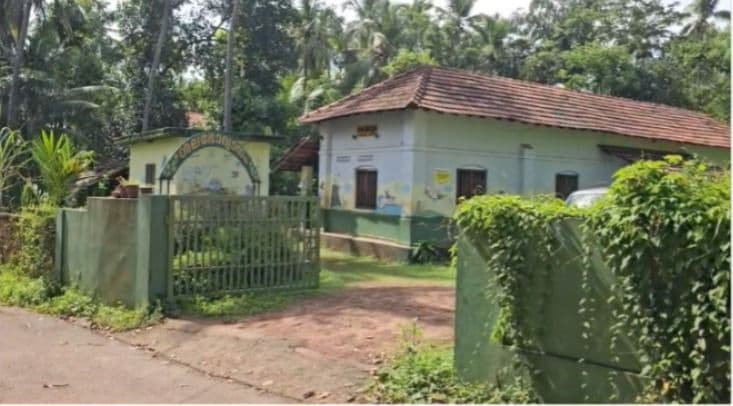 പ്രവേശനോത്സവത്തിന്റെ ആരവങ്ങൾ ഇല്ലാത്ത സങ്കടത്തിലാണ് മാമ്പ എൽ പി സ്കൂൾ