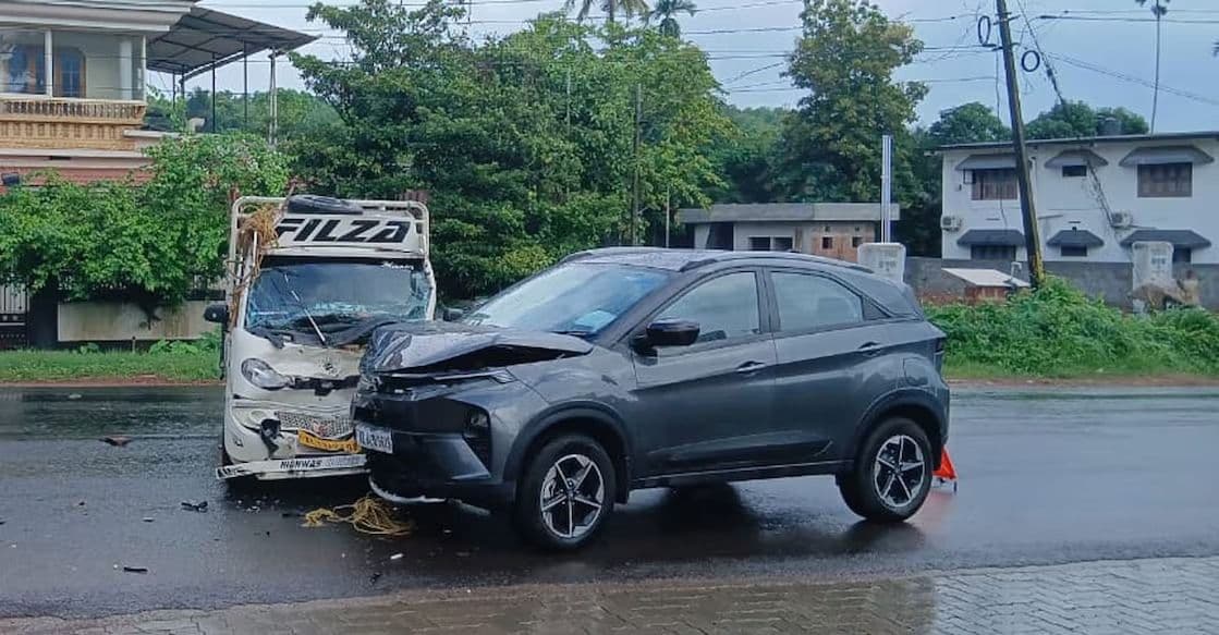 പഴയങ്ങാടിയിൽ ഗുഡ്സ് വാഹനത്തിൽ കാറിടിച്ച് അപകടം