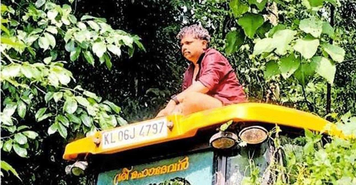 മണ്ണുമാന്തി യന്ത്രം വനം വകുപ്പ് പിടിച്ചെടുത്തിട്ട് അഞ്ച് വർഷം; ആത്മഹത്യഭീഷണിയുമായി ആദിവാസി യുവാവ്