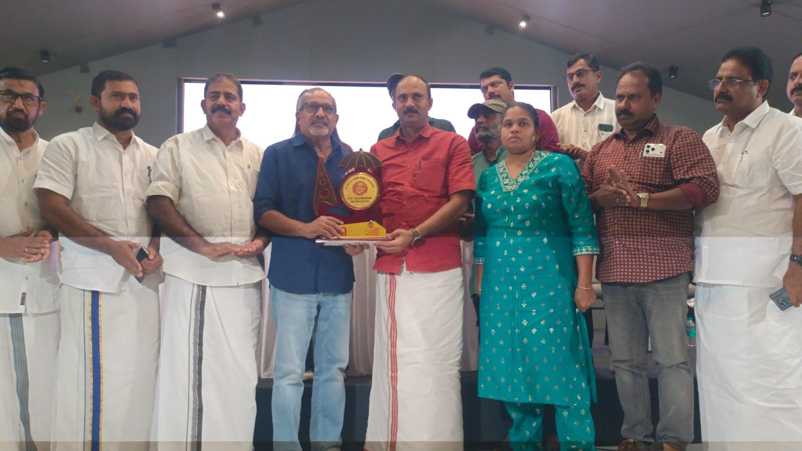 കെ ഒ പ്രശാന്ത് സ്മാരക മാധ്യമ അവാർഡ് പി പി ശശീന്ദ്രന് കൈമാറി.