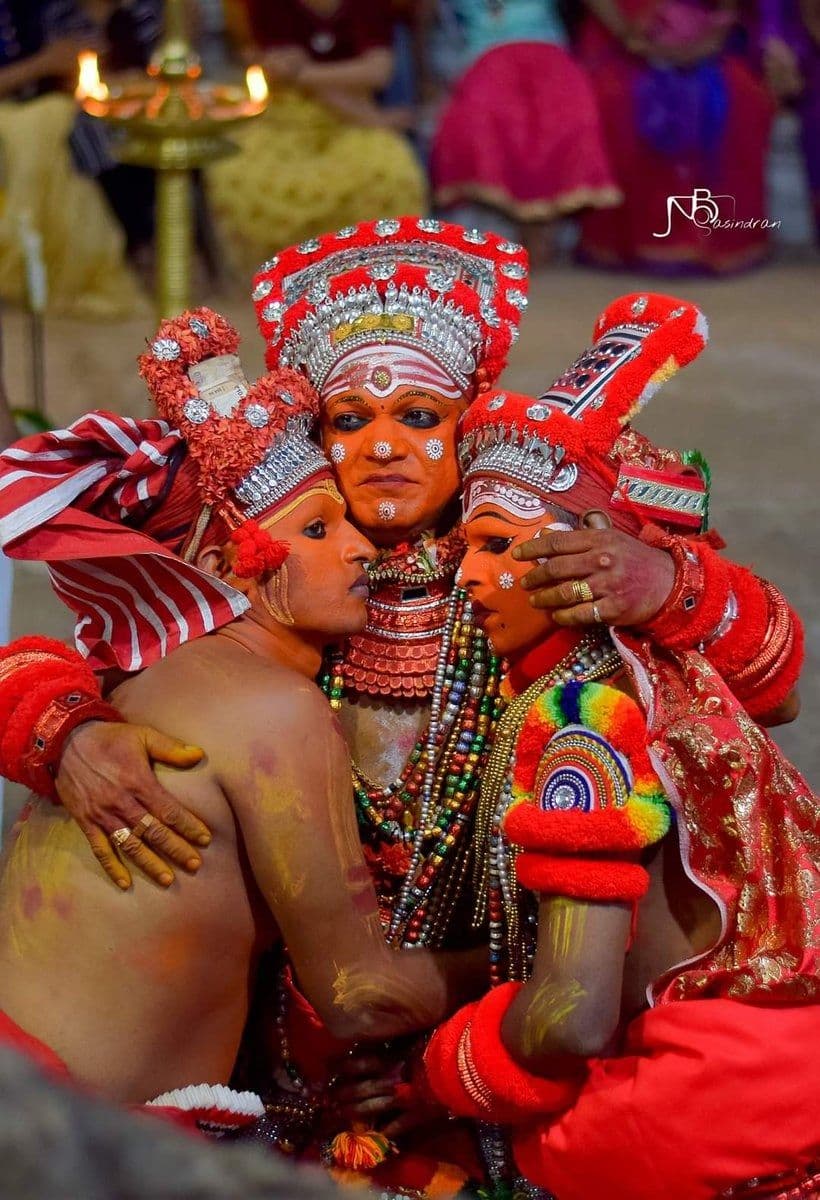 കദന കഥയോതി കനലെരിയും നോവുമായി മാക്കവും മക്കളും നിറഞ്ഞാടി