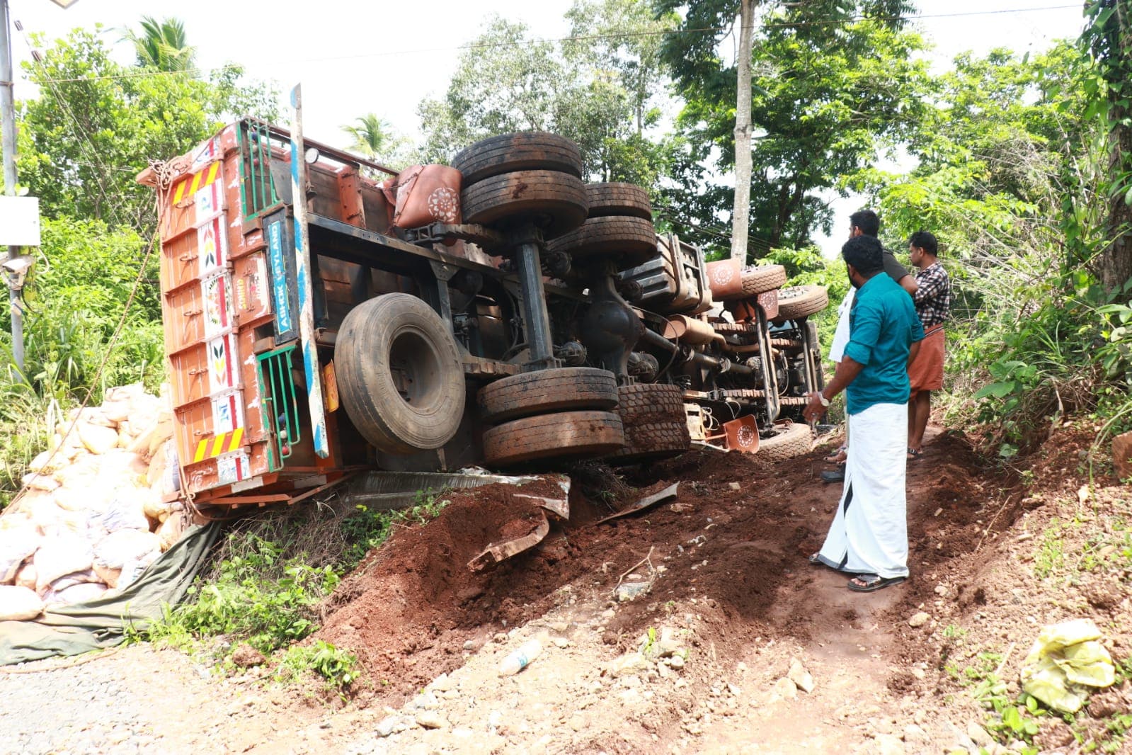 ചരക്ക് ലോറി നിയന്ത്രണം വിട്ട് മറിഞ്ഞു